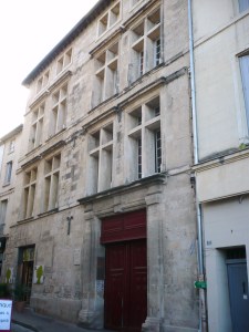Le numéro 27 de la rue du Pila Saint-Gély à Montpellier : ancien "Logis du Chapeau Rouge", qui existait depuis 1447 et qui disparut aux environ de 1900 [photo ass. MPM]