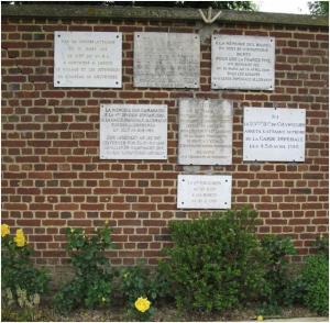Plaques commémorant les violents combats du printemps 1918 à Grivesnes [Source Wikipedia].